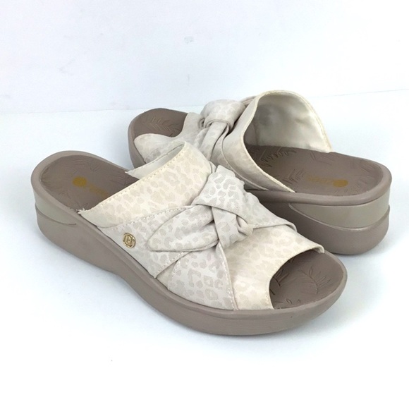 Bzees Wedge Smile Sandals Beige Animal Print Size 10 Slides Knot Front - Picture 1 of 9